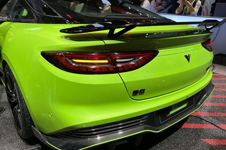 Đường nét mái mượt mà cùng thiết kế cửa kép khiến nó dễ dàng trở thành một điểm nhấn đẹp mắt trên thị trường xe điện hiện nay. Điều đáng nói là các đường ngang của xe mới có cảm giác phân cấp tương đối rõ rệt, tạo hiệu ứng thị giác nổi bật hơn.