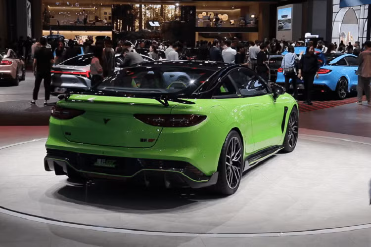 Về ngoại hình, mẫu Nezha GT Performance tại Trung Quốc trông bảnh bao hơn xe tiêu chuẩn, thiết kế đèn pha dài và hẹp rất bắt mắt, cách bố trí nguồn sáng sử dụng bên trong cũng rất dễ nhận biết. Vỏ phía trước là thiết kế ba tầng phổ biến hiện nay, đặc biệt là các khe hút gió ở bên trái và bên phải, có hình dạng phóng đại hơn và tạo hiệu ứng hình ảnh sắc nét hơn.