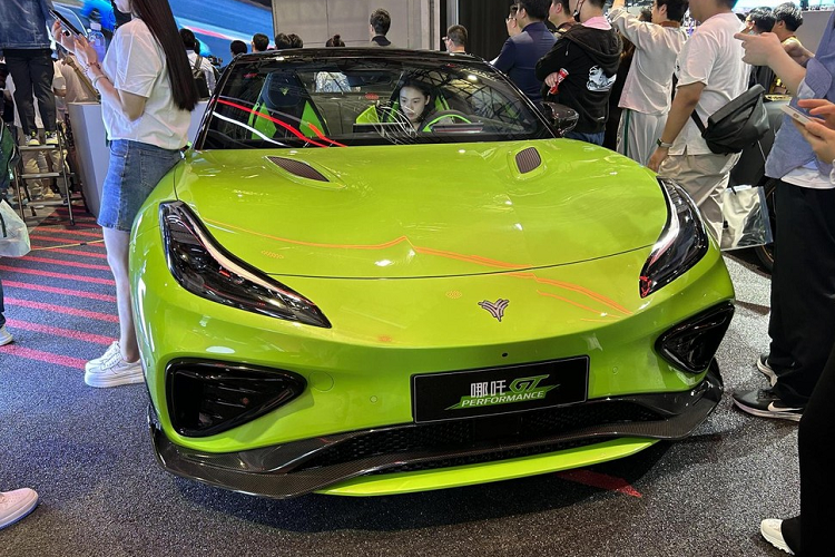 Tại triển lãm ô tô Thượng Hải 2023, dòng xe thể thao Nezha GT đã chính thức được giới thiệu với các khách hàng Trung Quốc, xe có 3 phiên bản là coupe, mui trần và cuối cùng là Nezha GT Performance 2023 mới cũng đã chính thức được ra mắt. Chiếc xe này là phiên bản hiệu suất cao của Nezha GT, được định vị là một chiếc xe thể thao điện bốn chỗ hai cửa với tông màu xanh huỳnh quang cá tính.