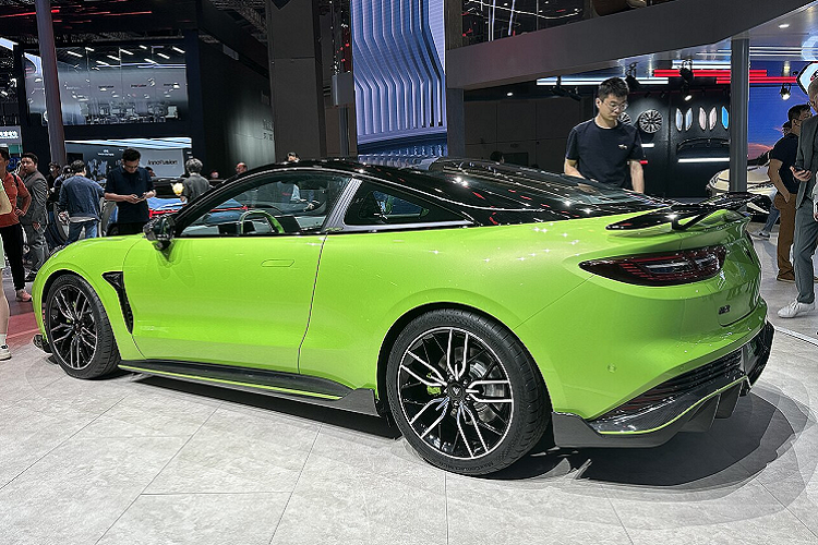 Về nội thất, cách phối màu bên trong xe giống với ngoại thất, hình khối tổng thể vẫn là thiết kế tối giản đang rất được ưa chuộng, một màn hình lớn bố trí theo chiều dọc nằm chính giữa bảng điều khiển trung tâm. Vô-lăng thể thao, đồng hồ LCD.