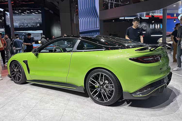 Về nội thất, cách phối màu bên trong xe giống với ngoại thất, hình khối tổng thể vẫn là thiết kế tối giản đang rất được ưa chuộng, một màn hình lớn bố trí theo chiều dọc nằm chính giữa bảng điều khiển trung tâm. Vô-lăng thể thao, đồng hồ LCD.