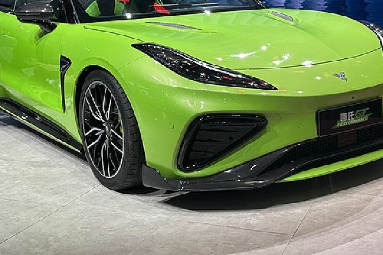 Về sức mạnh, nó vẫn chưa được công bố chính thức nhưng nhiều khả năng mẫu Nezha GT Performance sẽ sử dụng động cơ điện kép, giống đến cấu hình của phiên bản dẫn động bốn bánh Nezha GT, tổng công suất hệ thống là 340 mã lực và mô-men xoắn cực đại đạt 620 Nm. Thời gian tăng tốc 0-100 km/h là 3,7 giây. Hiện mức giá xe Nezha GT Performance vẫn chưa được công bố.