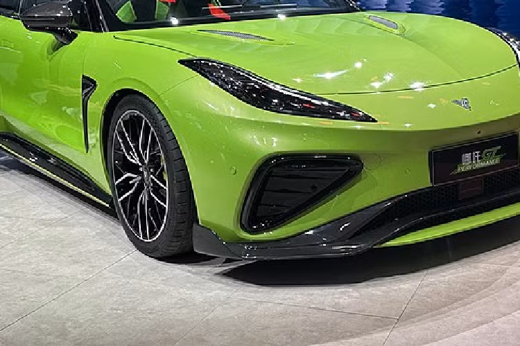 Về sức mạnh, nó vẫn chưa được công bố chính thức nhưng nhiều khả năng mẫu Nezha GT Performance sẽ sử dụng động cơ điện kép, giống đến cấu hình của phiên bản dẫn động bốn bánh Nezha GT, tổng công suất hệ thống là 340 mã lực và mô-men xoắn cực đại đạt 620 Nm. Thời gian tăng tốc 0-100 km/h là 3,7 giây. Hiện mức giá xe Nezha GT Performance vẫn chưa được công bố.