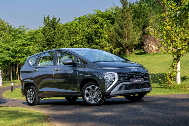 Hyundai Stargazer cũng có mức giảm sâu khi đại lý duy trì mức giảm so với giá niêm yết từ 80-100 triệu đồng tùy phiên bản trong nhiều tháng gần đây. Hiện tại Hyundai Stargazer là mẫu xe có giá thấp nhất phân khúc MPV 7 chỗ cỡ nhỏ tại Việt Nam.