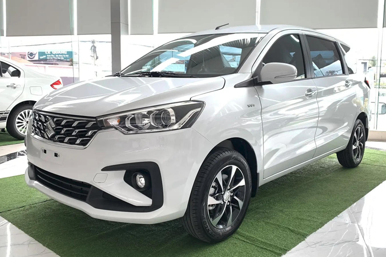 Cũng là xe Suzuki nhưng mẫu Ertiga được ưu đãi mạnh hơn khi hãng hỗ trợ 100% lệ phí trước bạ, tặng phiếu nhiên liệu, bảo hiểm vật chất. Tổng ưu đãi mà khách mua Ertiga nhận được là khoảng 64-110 triệu đồng.