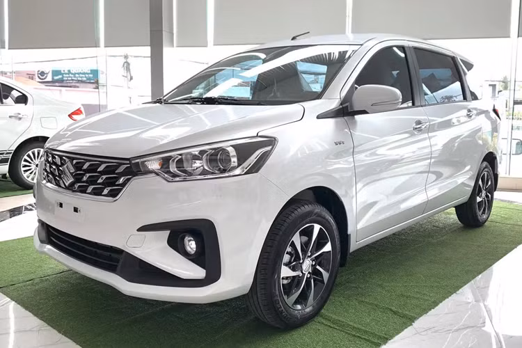 Cũng là xe Suzuki nhưng mẫu Ertiga được ưu đãi mạnh hơn khi hãng hỗ trợ 100% lệ phí trước bạ, tặng phiếu nhiên liệu, bảo hiểm vật chất. Tổng ưu đãi mà khách mua Ertiga nhận được là khoảng 64-110 triệu đồng.