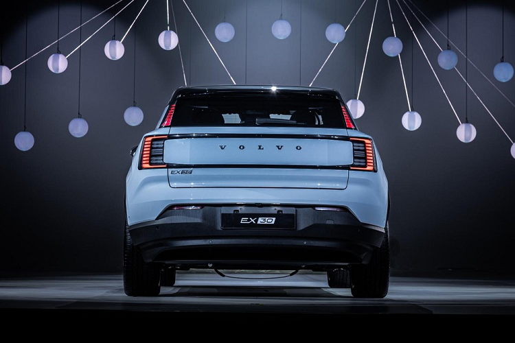 Ở 2 phiên bản Core Single Motor Extended Range cũng như Ultra Single Motor Extended Range, Volvo EX30 2024 dùng 1 mô-tơ điện mạnh 268 mã lực và 343 Nm nên có thể tăng tốc từ 0-100 km/h trong thời gian 5,3 giây trước khi đạt vận tốc tối đa 180 km/h. Quãng đường di chuyển sau một lần sạc đầy pin của 2 phiên bản này là 480 km.