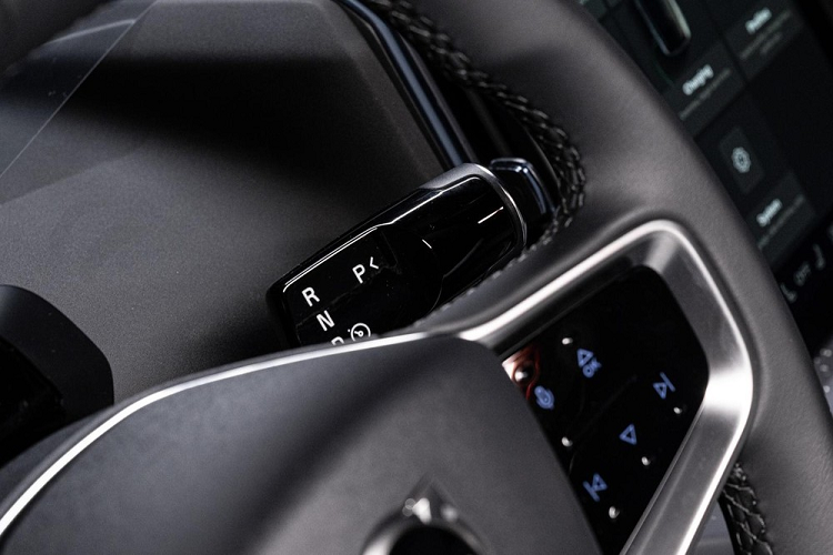 Dù ở phiên bản nào, Volvo EX30 2024 dành cho Thái Lan cũng dùng cụm pin niken-mangan-coban (NMC) với dung lượng khả dụng 69 kWh. Thời gian sạc pin bằng bộ sạc chậm AC 11 kW là 7,5 tiếng đồng hồ. Nếu dùng sạc nhanh 153 kW, thời gian sạc pin từ 10% lên 80% là 26,5 phút.