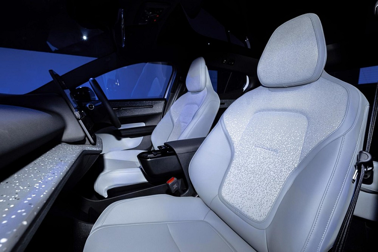 Trang bị an toàn tiêu chuẩn của xe khá hấp dẫn với 6 túi khí, camera lùi, hệ thống hỗ trợ khởi hành ngang dốc, hỗ trợ xuống dốc, đèn pha tự động thích ứng, kiểm soát tốc độ biến thiên tự động, hệ thống ngăn va chạm phía trước/phía sau/bên sườn, cảnh báo phương tiện cắt ngang khi lùi, cảnh báo có phương tiện đến gần khi mở cửa và bảo vệ cổ/lưng của hành khách khi va chạm.