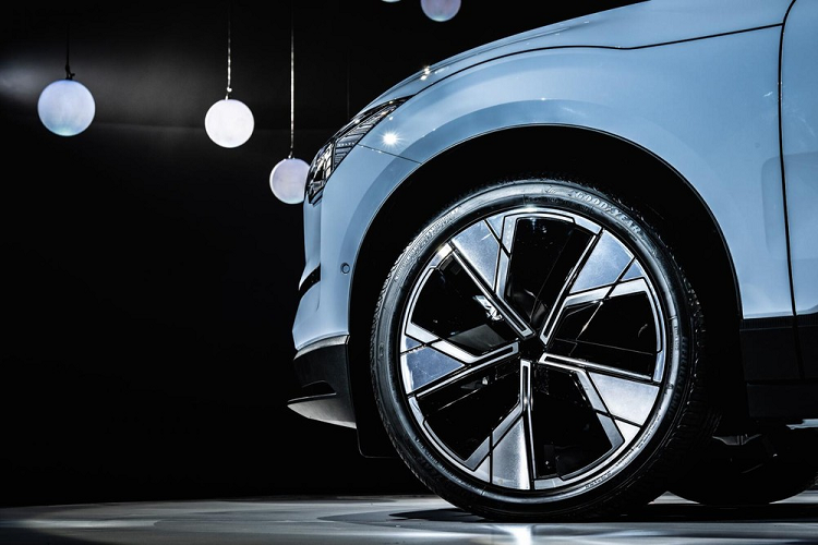 Trong khi đó, 2 bản còn lại dùng vành 19 inch, cửa sổ trời toàn cảnh, ghế trước chỉnh điện, cửa cốp chỉnh điện, điều hòa tự động 2 vùng, hệ thống đèn viền nội thất, hệ thống âm thanh Harman Kardon, camera 360 độ, hệ thống cảnh báo va chạm phía trước và cảnh báo chuyển làn đường.