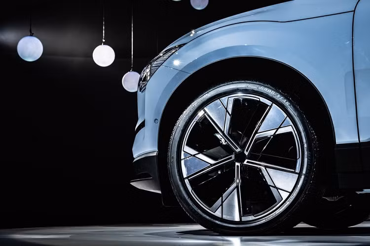 Trong khi đó, 2 bản còn lại dùng vành 19 inch, cửa sổ trời toàn cảnh, ghế trước chỉnh điện, cửa cốp chỉnh điện, điều hòa tự động 2 vùng, hệ thống đèn viền nội thất, hệ thống âm thanh Harman Kardon, camera 360 độ, hệ thống cảnh báo va chạm phía trước và cảnh báo chuyển làn đường.