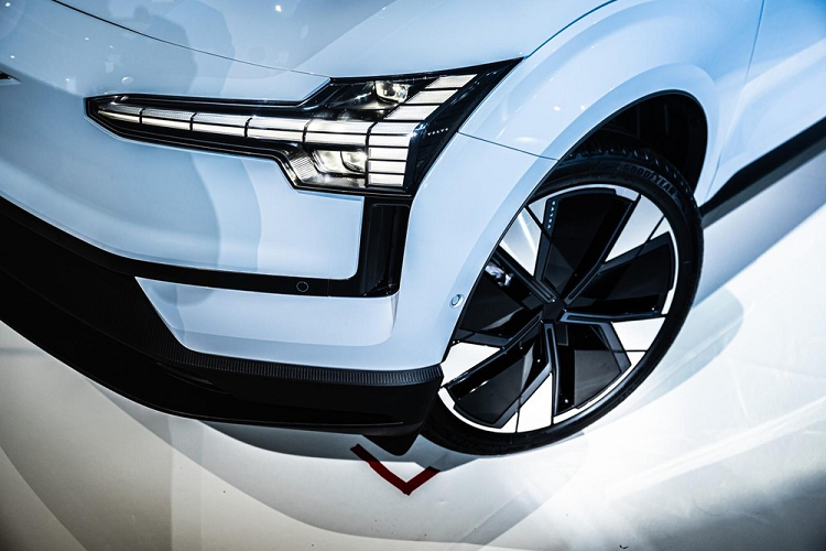 Trong khi đó, phiên bản Ultra Twin Motor Performance cao cấp nhất được trang bị 2 mô-tơ điện với công suất tổng cộng 422 mã lực và mô-men xoắn cực đại 543 Nm.