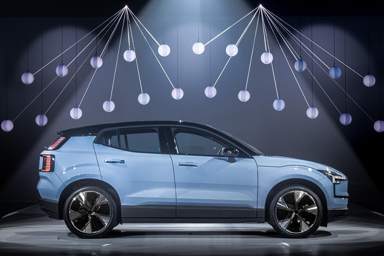 Không chỉ rẻ hơn, mẫu xe SUV Volvo EX30 2024 còn có kích thước nhỏ hơn 2 đàn anh kể trên. Kích thước dài x rộng x cao của mẫu ô tô điện này lần lượt là 4.223 x 1.837 x 1.555 mm và chiều dài cơ sở đạt 2.650 mm. Mẫu xe này có kích thước chỉ ngang ngửa VinFast VF e34 đang bán ở Việt Nam.