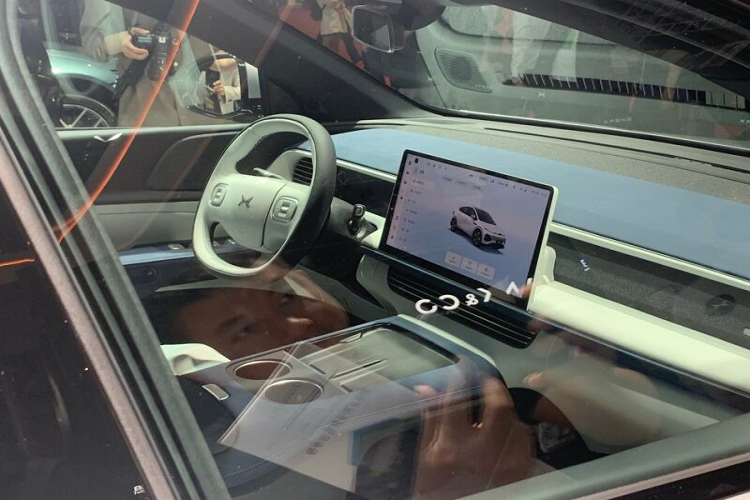 Kích thước thân xe của Xiaopeng G6 có chiều dài, rộng, cao lần lượt là 4.753/1.920/1.650 mm, chiều dài cơ sở 2.890 mm. Có rất ít hình ảnh nội thất trực tiếp của Xpeng G6 tại triển lãm được chụp, trong đó, có 1 bức ảnh cho thấy nội thất xe được trang bị màn hình giải trí kích thước lớn, dạng nổi, phía dưới có 2 chỗ dành cho sạc điện thoại thông minh và 2 cốc đựng ly.