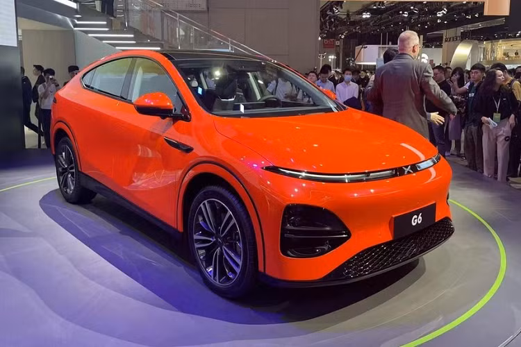 Giá xe Xpeng G6 2023 được tiết lộ từ 239.900 nhân dân tệ đến 299.900 (tương đương 818 triệu đồng đến 1,02 tỷ đồng), một mức giá bán không quá cao, có thể chấp nhận, thậm chí là hời so với những công nghệ mà hãng xe Xiaopeng Motors mang lên cho Xpeng G6.