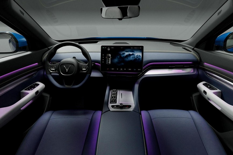 Trong khi đó, những khách hàng đã đặt mua xe trước ngày 1/9/2022 vẫn được lựa chọn 1 trong 2 gói thuê pin là linh hoạt hoặc cố định. Với gói linh hoạt, chi phí thuê pin là 1.100.000 đồng/tháng cho 500 km, khi đi quá cần trả thêm 2.200 đồng/km.