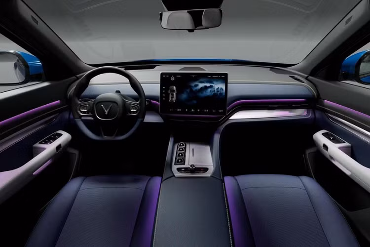 Trong khi đó, những khách hàng đã đặt mua xe trước ngày 1/9/2022 vẫn được lựa chọn 1 trong 2 gói thuê pin là linh hoạt hoặc cố định. Với gói linh hoạt, chi phí thuê pin là 1.100.000 đồng/tháng cho 500 km, khi đi quá cần trả thêm 2.200 đồng/km.