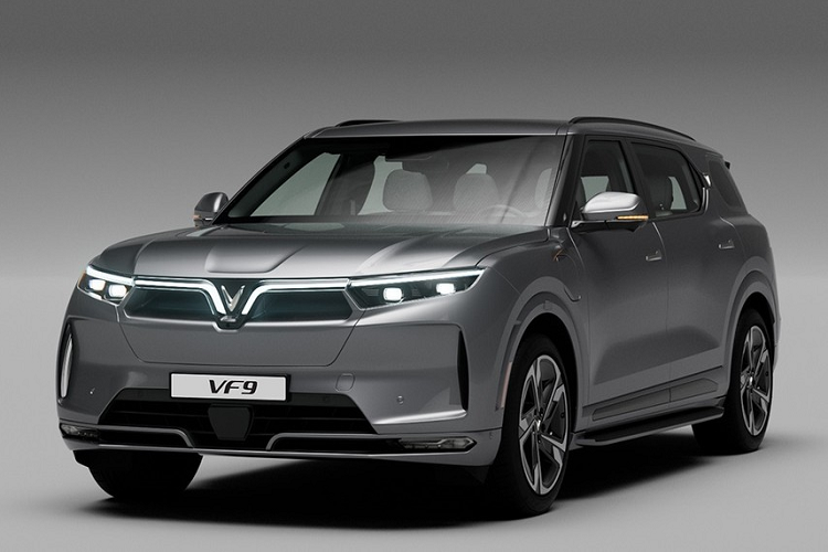 Đằng sau, chiếc VinFast VF9 trong hình ảnh đăng ký bảo hộ kiểu dáng công nghiệp cũng được trang bị cụm đèn hậu LED thanh mảnh, nằm vắt ngang đuôi xe. Tuy nhiên, dải đèn tạo thành hình chữ "V" ở đèn hậu đã thay đổi nhẹ. Thêm vào đó là cản sau mới với khe gió giả nằm dọc ở hai góc. Bên dưới cản sau còn có chi tiết giả tấm ốp gầm nhằm tăng thêm vẻ thể thao cho mẫu ôtô điện này.