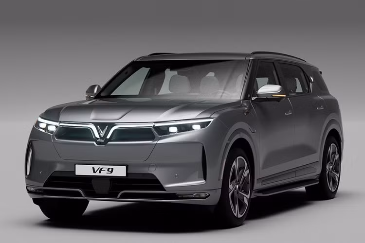 Đằng sau, chiếc VinFast VF9 trong hình ảnh đăng ký bảo hộ kiểu dáng công nghiệp cũng được trang bị cụm đèn hậu LED thanh mảnh, nằm vắt ngang đuôi xe. Tuy nhiên, dải đèn tạo thành hình chữ "V" ở đèn hậu đã thay đổi nhẹ. Thêm vào đó là cản sau mới với khe gió giả nằm dọc ở hai góc. Bên dưới cản sau còn có chi tiết giả tấm ốp gầm nhằm tăng thêm vẻ thể thao cho mẫu ôtô điện này.