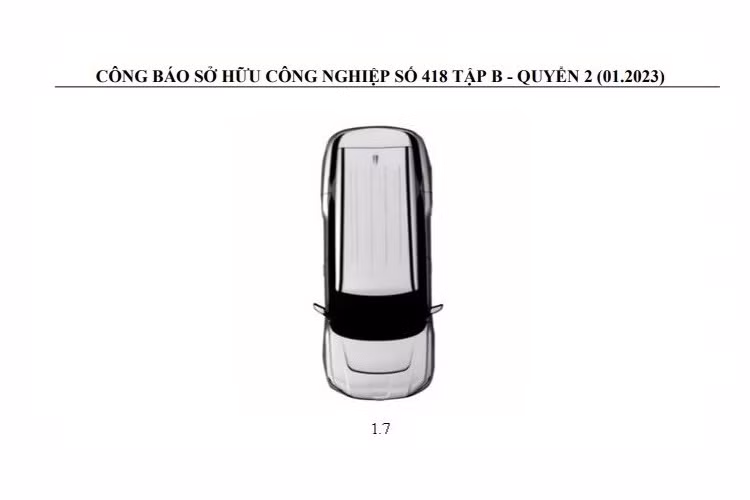 Thay đổi tiếp theo trên đầu xe là cản trước với hốc gió trung tâm mới. Hốc gió này không tích hợp dải đèn sương mù dạng LED như trước. Thay vào đó, dải đèn sương mù của xe lại được chuyển lên phía trên và vắt ngang khe gió nằm dọc khá lớn. Trong khi đó, thiết kế bên sườn của chiếc VinFast VF9 vẫn giữ nguyên như cũ, bao gồm cả cửa sổ, cột C tạo điểm nhấn, tay nắm cửa nằm chìm vào thân xe và vành la-zăng 5 chấu kép phối 2 màu.