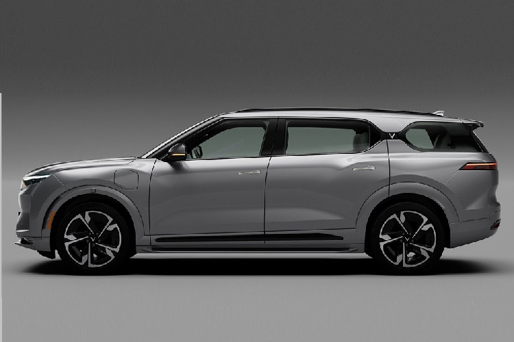 Không chỉ thay đổi nhẹ về thiết kế, chiếc VinFast VF9 trong hình ảnh đăng ký bảo hộ kiểu dáng công nghiệp dường như còn sở hữu chiều cao gầm nhỉnh hơn trước. Điều này khiến xe ra dáng một mẫu SUV hơn.