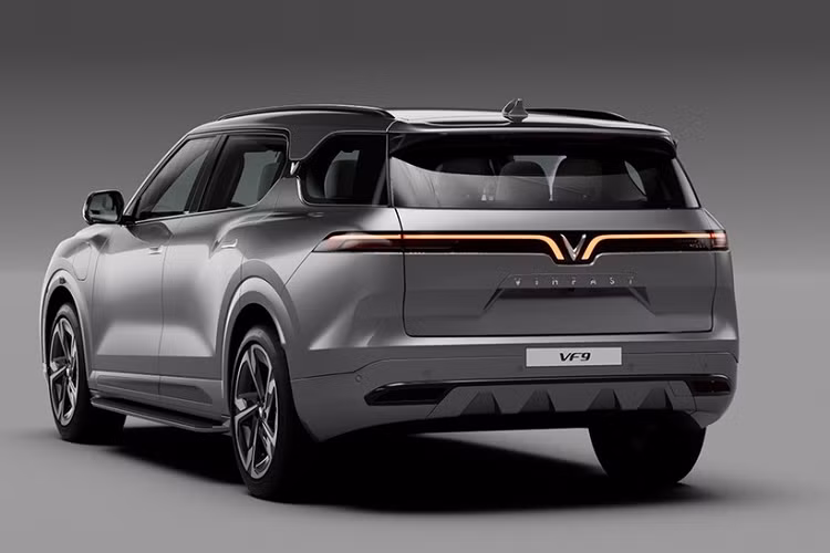 Trong khi đó, gói thuê pin cố định có chi phí là 3.091.000 đồng/tháng và không cố định số km di chuyển. VinFast VF9 được trang bị 2 mô-tơ điện có công suất tổng cộng 300 kW (khoảng 402 mã lực), mô-men xoắn cực đại 620 Nm và hệ dẫn động 4 bánh toàn thời gian AWD. Quãng đường di chuyển sau một lần sạc đầy pin của xe theo mục tiêu dự kiến của VinFast là 438 km ở bản Eco và 423 km ở bản Plus.