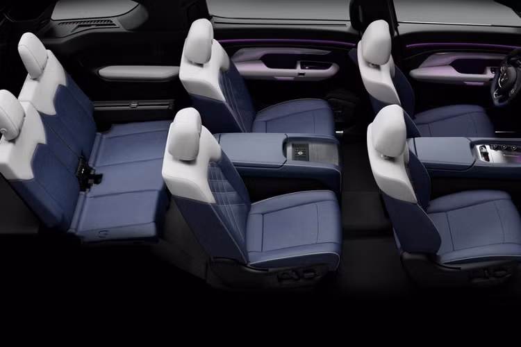 Kể từ ngày 1/9/2022, khách hàng chỉ được chọn gói thuê pin cố định, không giới hạn số km/tháng, với giá 6,49 triệu đồng/tháng. Chi phí thuê pin này được cố định trong suốt vòng đời của sản phẩm. Ngoài ra, chính sách thuê pin sẽ được gắn theo số VIN của xe thay vì chủ sở hữu, đề phòng trường hợp chuyển nhượng xe.