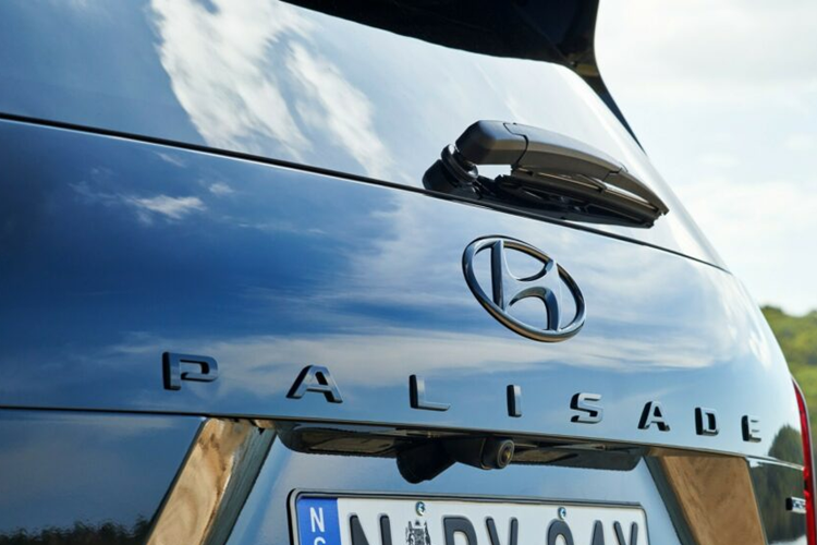 Hyundai Palisade bản Calligraphy Full Black này có tất cả các tính năng tương tự như bản Calligraphy tiêu chuẩn nhưng mang tông màu đen và trong và ngoài xe.