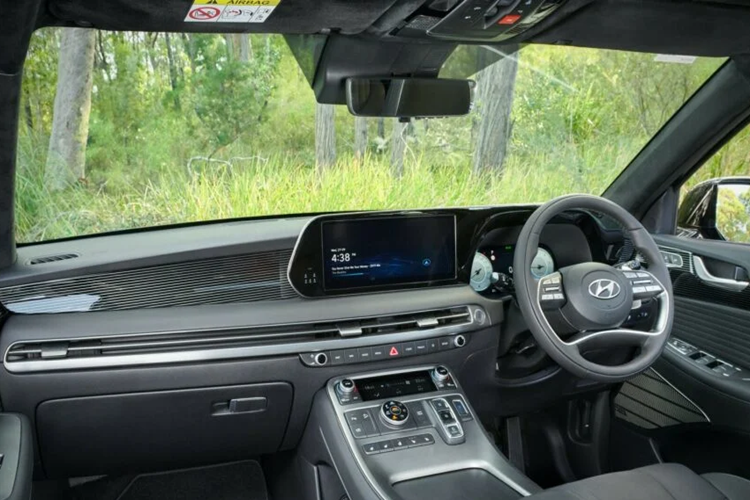 Bên trong nội thất cũng ton sur ton với ngoại thất khi cũng Full Black với ghế bọc da lộn màu đen và các chi tiết trang trí cùng tông màu.