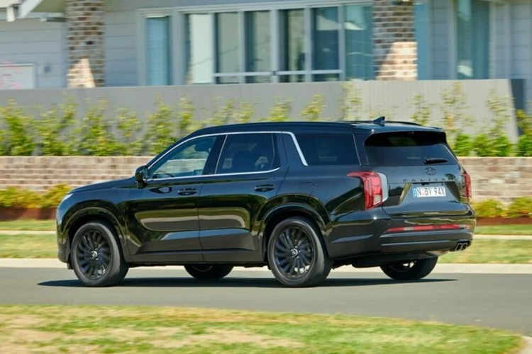 Giá xe Hyundai Palisade Calligraphy Black Ink 2024 bắt đầu ở mức 76.900 đô la Úc (1,2 tỷ đồng) cho bản động cơ xăng 3.8 lít và 80.900 đô la Úc (1,26 tỷ đồng) cho bản động cơ Diesel tăng áp 2,2 lít.
