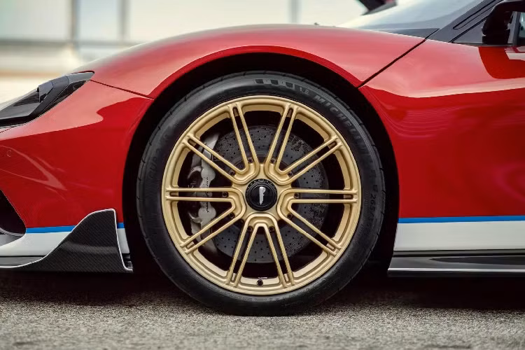 Những chiếc Battista Edizione Nino Farina chạy điện này cũng có sẵn gói trang bị ngoại thất Furiosa Pack (vốn là tùy chọn trên Battista bản tiêu chuẩn). Các thành phần bổ sung bao gồm bộ chia gió trước, ốp sườn và bộ khuếch tán phía sau bằng sợi carbon đậm nét. 