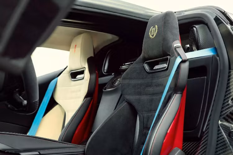 Ngoại thất của phiên bản đặc biệt này được phủ một lớp sơn màu đỏ độc đáo có tên Rosso Nino, nhằm tri ân những chiếc xe mà ông Farina đã dùng khi đua giải trong quá khứ. Một màu sơn đặc biệt khác ở phần thân dưới xe là sự kết hợp giữa màu Bianco Sestriere và Iconica Blu, bao gồm một đường kẻ sọc dọc theo gương chiếu hậu và ở mặt dưới của cánh gió sau. Số '01' được sơn với màu Bianco Sestriere ở phía sau thân xe.