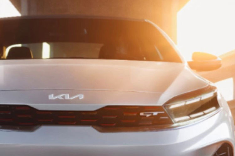 Màn hình trên Kia K3 2024 sẽ hỗ trợ kết nối với điện thoại thông minh qua Apple CarPlay và Android Auto. Trong khi đó, bản tầm trung Prestige được bổ sung màn hình cảm ứng trung tâm 10,25 inch mới, thay cho loại 8 inch cũ.