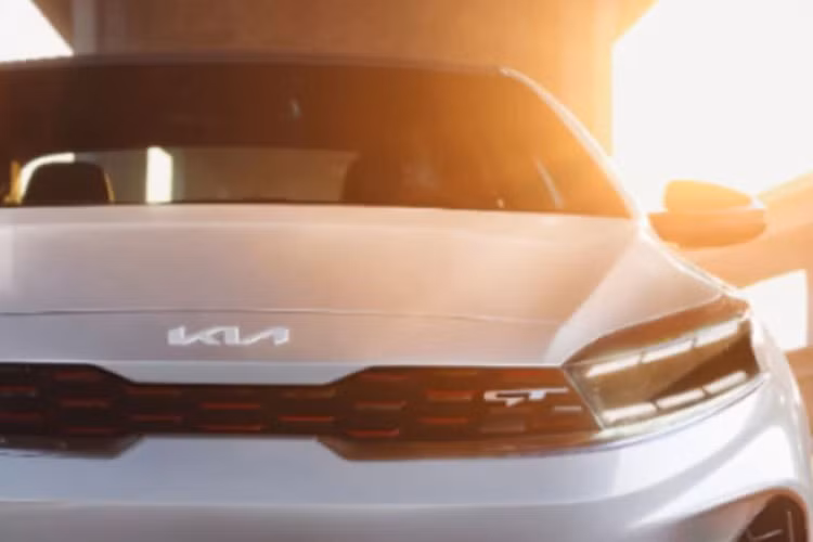 Màn hình trên Kia K3 2024 sẽ hỗ trợ kết nối với điện thoại thông minh qua Apple CarPlay và Android Auto. Trong khi đó, bản tầm trung Prestige được bổ sung màn hình cảm ứng trung tâm 10,25 inch mới, thay cho loại 8 inch cũ.