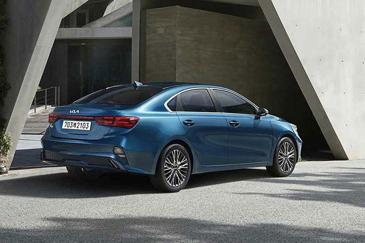 Cụ thể, mẫu xe sedan Kia K3 2024 ở thị trường Hàn Quốc có 4 phiên bản là Trendy, Prestige, Signature và GT. Trong đó, bản Trendy tiêu chuẩn có thêm ăng ten vây cá mới trên nóc, màn hình cảm ứng trung tâm 8 inch và camera lùi.