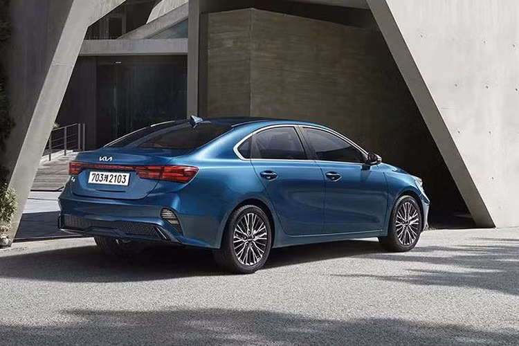 Cụ thể, mẫu xe sedan Kia K3 2024 ở thị trường Hàn Quốc có 4 phiên bản là Trendy, Prestige, Signature và GT. Trong đó, bản Trendy tiêu chuẩn có thêm ăng ten vây cá mới trên nóc, màn hình cảm ứng trung tâm 8 inch và camera lùi.