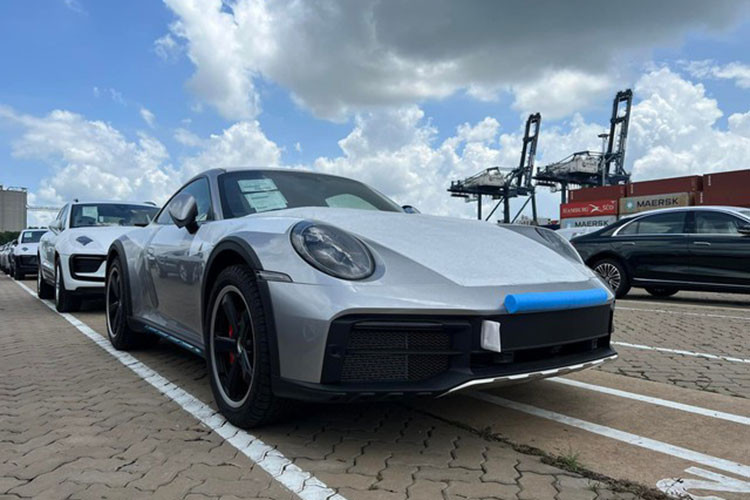 Giá xe Porsche 911 Dakar tại Việt Nam lên tới 15,29 tỉ đồng. Trong khi đó tại thị trường quê nhà Đức, xe này có giá niêm yết 222.020 euro (tương đương 5,579 tỉ đồng). Mẫu xe đặc biệt này được phát triển từ phiên bản Porsche 911 GTS thông thường có giá 9,16 tỉ đồng tại Việt Nam.