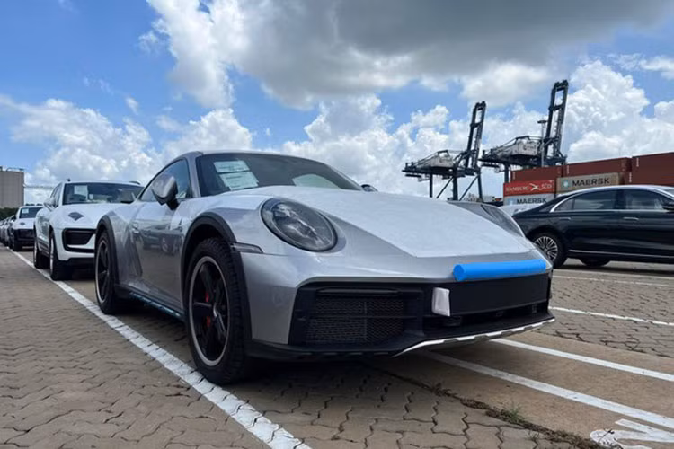 Giá xe Porsche 911 Dakar tại Việt Nam lên tới 15,29 tỉ đồng. Trong khi đó tại thị trường quê nhà Đức, xe này có giá niêm yết 222.020 euro (tương đương 5,579 tỉ đồng). Mẫu xe đặc biệt này được phát triển từ phiên bản Porsche 911 GTS thông thường có giá 9,16 tỉ đồng tại Việt Nam.