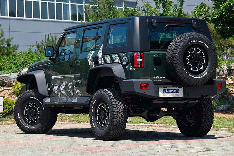 Ngoài ra, chiếc xe Beijing BJ40 Rainforest Crossing Edition 2023 mới còn được trang bị cầu trước nhẹ bằng hợp kim nhôm mới và khóa vi sai điều khiển điện tử trước và sau.
