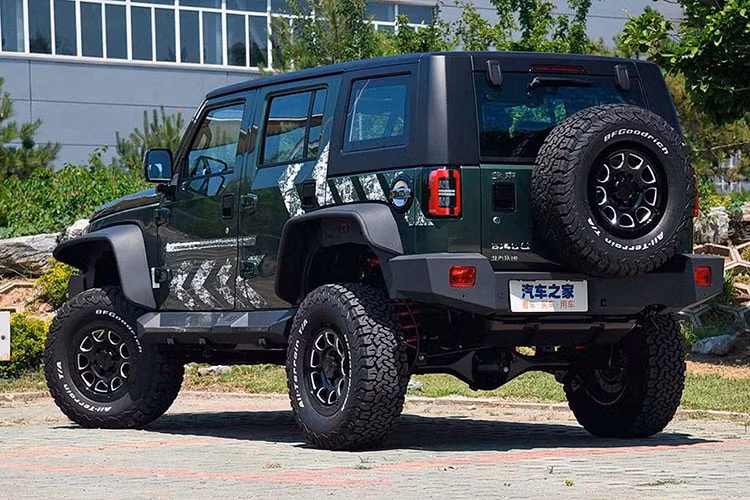 Ngoài ra, chiếc xe Beijing BJ40 Rainforest Crossing Edition 2023 mới còn được trang bị cầu trước nhẹ bằng hợp kim nhôm mới và khóa vi sai điều khiển điện tử trước và sau.