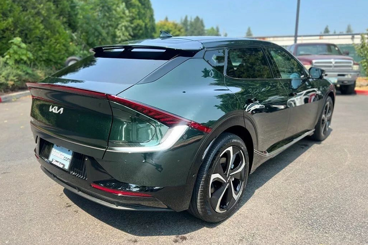 Giao diện của mẫu xe điện Kia EV6 2023 bản North American Utility Vehicle of the Year Limited Edition là sự kết hợp giữa hai phiên bản Wind và GT-Line tiêu chuẩn. Điểm đặc biệt của phiên bản mới này là màu sơn ngoại thất mang tên Deep Forest Green. 