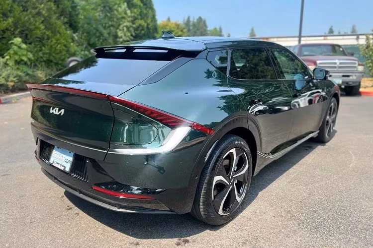 Giao diện của mẫu xe điện Kia EV6 2023 bản North American Utility Vehicle of the Year Limited Edition là sự kết hợp giữa hai phiên bản Wind và GT-Line tiêu chuẩn. Điểm đặc biệt của phiên bản mới này là màu sơn ngoại thất mang tên Deep Forest Green. 