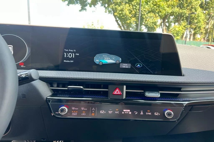 Chưa hết, xe còn được trang bị các hệ thống hỗ trợ người lái tiên tiến bao gồm: Hỗ trợ tránh va chạm phía trước, Hỗ trợ lái xe trên đường cao tốc 2. 