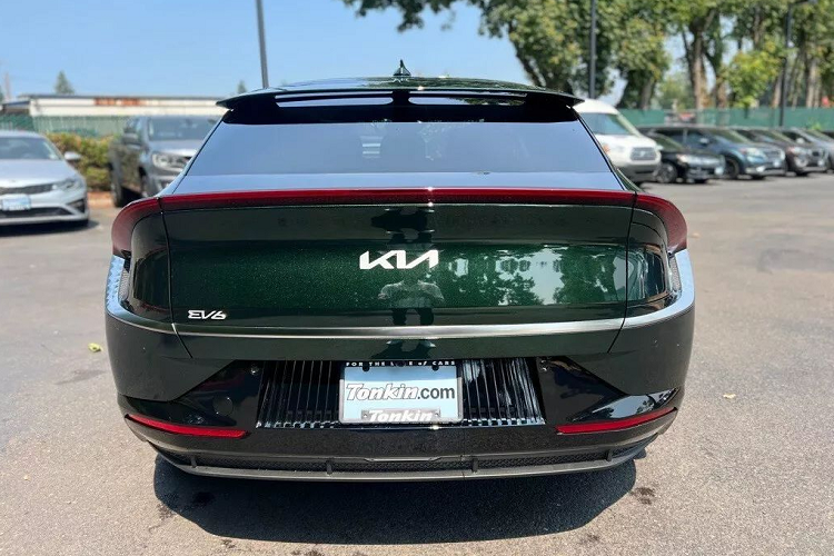 Giao diện của Kia EV6 North American Utility Vehicle of the Year Limited Edition là sự kết hợp giữa hai phiên bản Wind và GT-Line tiêu chuẩn. Điểm đặc biệt của phiên bản mới này là màu sơn ngoại thất mang tên Deep Forest Green. 