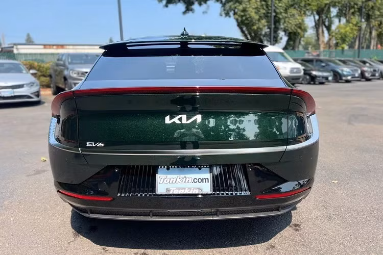 Giao diện của Kia EV6 North American Utility Vehicle of the Year Limited Edition là sự kết hợp giữa hai phiên bản Wind và GT-Line tiêu chuẩn. Điểm đặc biệt của phiên bản mới này là màu sơn ngoại thất mang tên Deep Forest Green. 