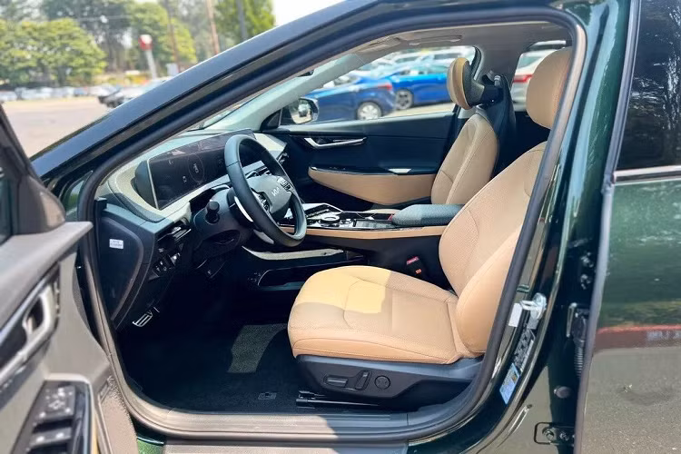 Bước vào trong cabin, nội thất của Kia EV6 North American Utility Vehicle of the Year Limited Edition được hoàn thiện với màu Desert Beige. 