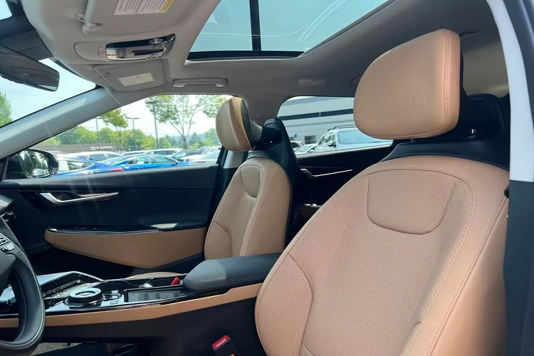 Theo nhà sản xuất, mục đích của việc chọn màu ngoại thất này là nhằm để gợi nhớ về những mẫu xe hiệu suất cổ điển khi kết hợp với màu sơn ngoại thất Deep Forest Green. Để tăng độ nhận diện, phiên bản đặc biệt của Kia EV6 còn được bổ sung thêm logo NACTOY trên một số chi tiết. 