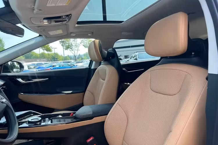 Theo nhà sản xuất, mục đích của việc chọn màu ngoại thất này là nhằm để gợi nhớ về những mẫu xe hiệu suất cổ điển khi kết hợp với màu sơn ngoại thất Deep Forest Green. Để tăng độ nhận diện, phiên bản đặc biệt của Kia EV6 còn được bổ sung thêm logo NACTOY trên một số chi tiết. 