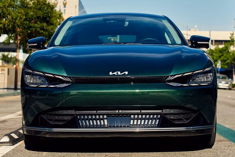 Kia EV6 North American Utility Vehicle of the Year Limited Edition chỉ được sản xuất với số lượng giới hạn 1.000 chiếc Phiên bản đặc biệt của EV6 2023 có giá khởi điểm 58.925 USD (khoảng 1,4 tỷ đồng), bằng mức giá của biến thể GT Line AWD. Theo đại diện của Kia, xe hiện đang được bán tại các đại lý ở Mỹ. 