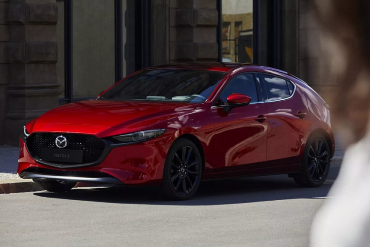 Xe còn được trang bị hệ thống giám sát cảnh báo mất tập trung phát hiện người lái khi phân tâm, xe sẽ báo động bằng âm thanh đồng thời hiển thị thông báo trên màn hình. Đặc biệt Mazda3 cũng có thể phát hiện chướng ngại vật phía trước, trong đó có người đi bộ.